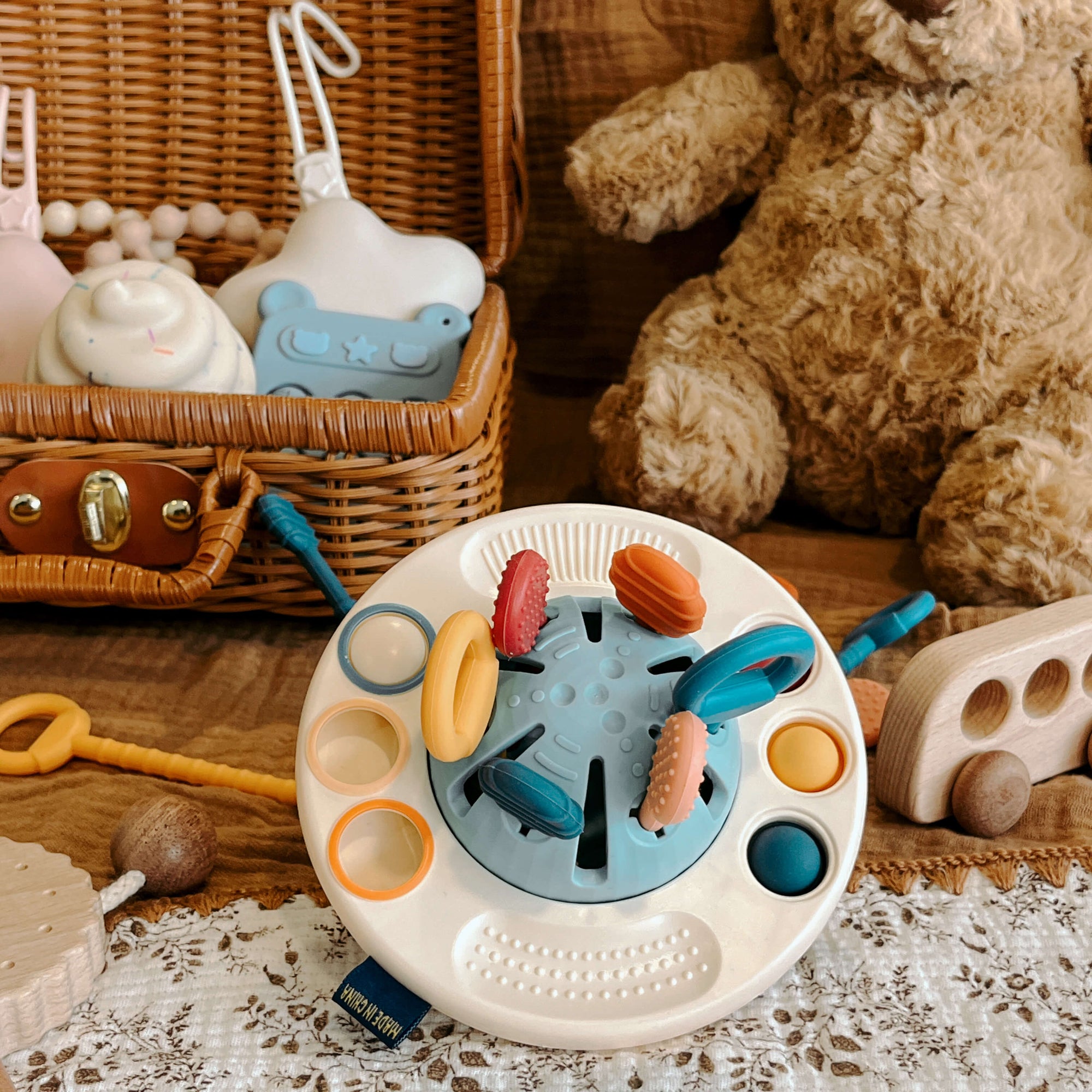 UFO Silicone Pulling Toy for Toddlers – Safe, Durable, Interactive Travel Companion with Pop-It Bubbles and Stretchable Cords 2